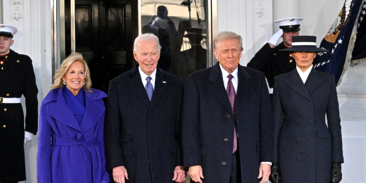 US President Joe Biden and First Lady Jill Biden pose alongside President-elect Donald Trump and Melania Trump as they arrive at the White House in Washington, DC, on January 20, 2025, before departing for the US Capitol where Trump will be sworn in as the 47th US President. / ©AFP