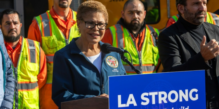 Los Angeles Mayor Karen Bass speaks to journalists on January 17, 2025 about the wildfires that have devastated parts of her city . ©AFP