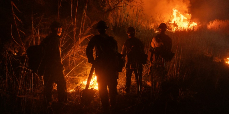 Firefighters help control the spread of the Auto Fire in Oxnard, northwest of Los Angeles, California. ©AFP