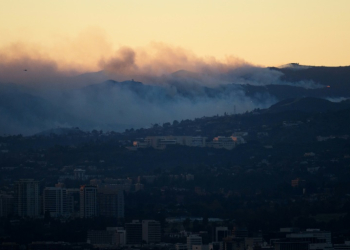 Flames and smoke behind the Getty Center museum on January 8, 2025. ©AFP