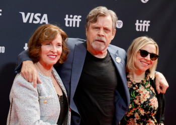 Marilou York and 'Star Wars' actor Mark Hamill (C) fled their Malibu home to escape a wildfire, seeking refugee with daughter Chelsea Hamill in Hollywood. ©AFP