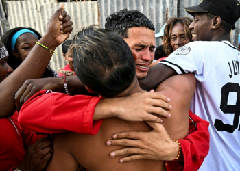 Marlon Brando Diaz (C) was among some three dozen Cubans freed after being imprisoned for taking part in protests in 2021. ©AFP