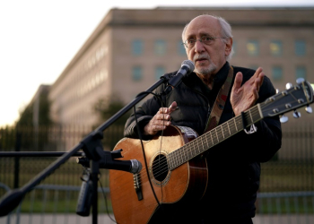 Activists Hold Vigil Peter Yarrow, founding member of the legendary folk group Peter, Paul and Mary, shown here in 2017 to commemorate 50 years since the March on the Pentagon. ©AFP