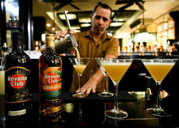 A bartender prepares a cocktail with the new Havana Club Cuban Spiced rum at Havana's rum museum in 2022. ©AFP