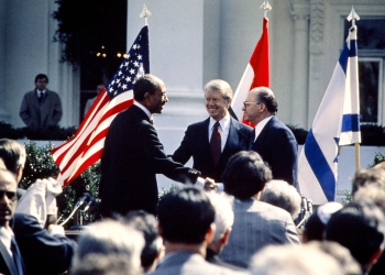 US President Jimmy Carter (C) congratulates Egyptian President Anwar al-Sadat (L) and Israeli Prime Minister Menachem Begin (R) on March 26, 1979 on the north lawn of the White House after the signing of a historic peace treaty / ©AFP