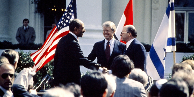 US President Jimmy Carter (C) congratulates Egyptian President Anwar al-Sadat (L) and Israeli Prime Minister Menachem Begin (R) on March 26, 1979 on the north lawn of the White House after the signing of a historic peace treaty / ©AFP