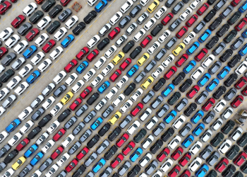 Cars waiting to be exported from a port in Lianyungang in east China's Jiangsu province / ©AFP