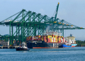 A ship is loaded with containers at Balboa, operated by Hutchison Ports, in Panama City / ©AFP