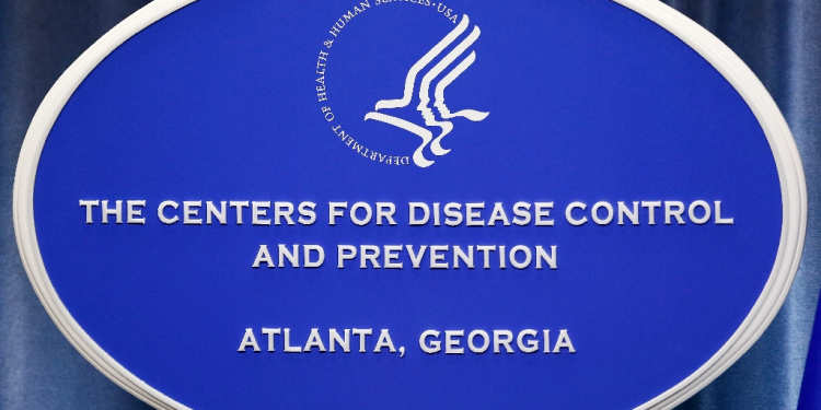 A sign with the logo for the Centers for Disease Control and Prevention at the Tom Harkin Global Communications Center on October 5, 2014 in Atlanta, Georgia / ©AFP