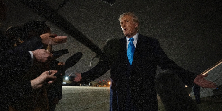 US President Donald Trump speaks to the press upon arrival at Joint Base Andrews in Maryland on February 2, 2025, as he returns to the White House from Florida. / ©AFP